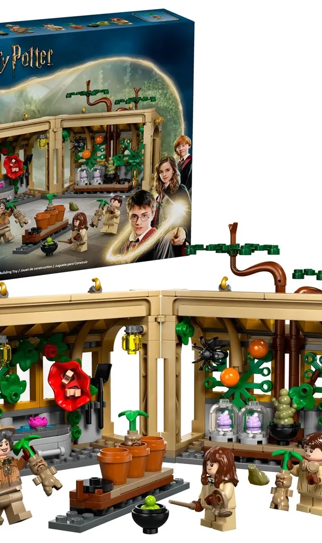 LEGO HARRY POTTER 76445 Hogwarts Castle - Herbology Class