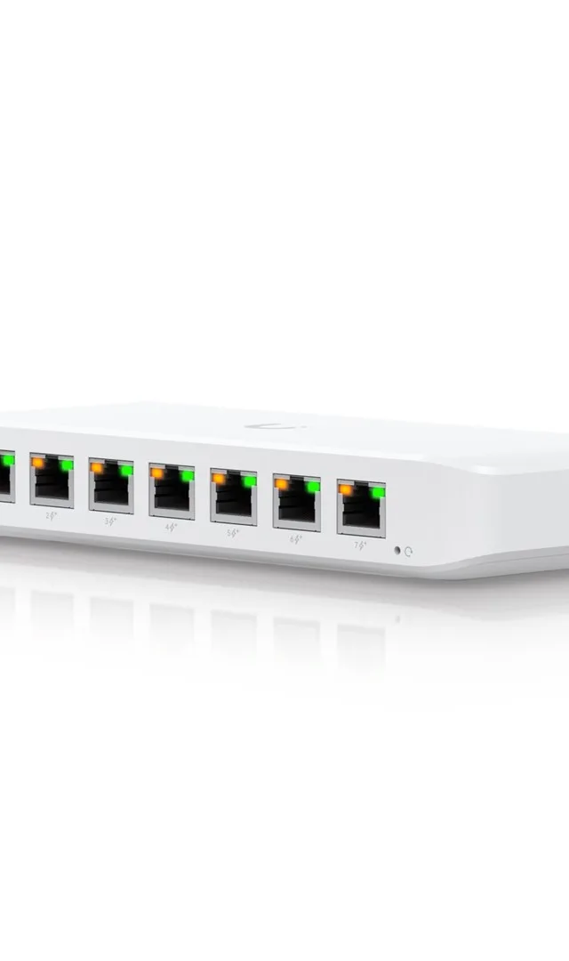 Ubiquiti Ultra 210W Managed L2 Gigabit Ethernet (10/100/1000) Power over Ethernet (PoE) White