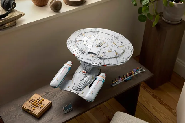 LEGO ICONS 10356 Star Trek: U.S.S. Enterprise NCC-1701-D