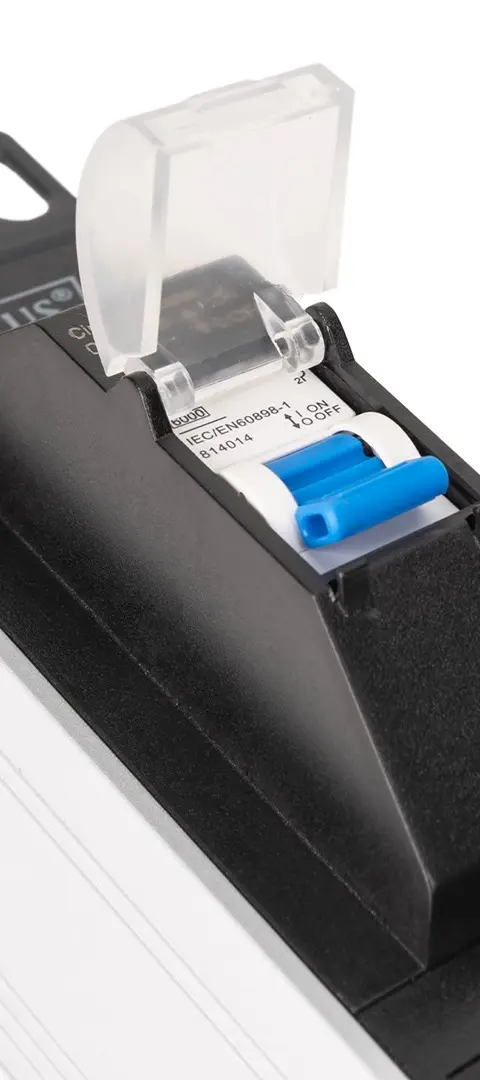 Aluminum socket strip, 7-way with circuit breaker
