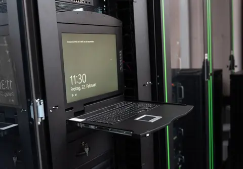 Modular HD LCD KVM console with 19" TFT, 16-port Cat. 5 KVM connection, touchpad, Swiss keyboard layout